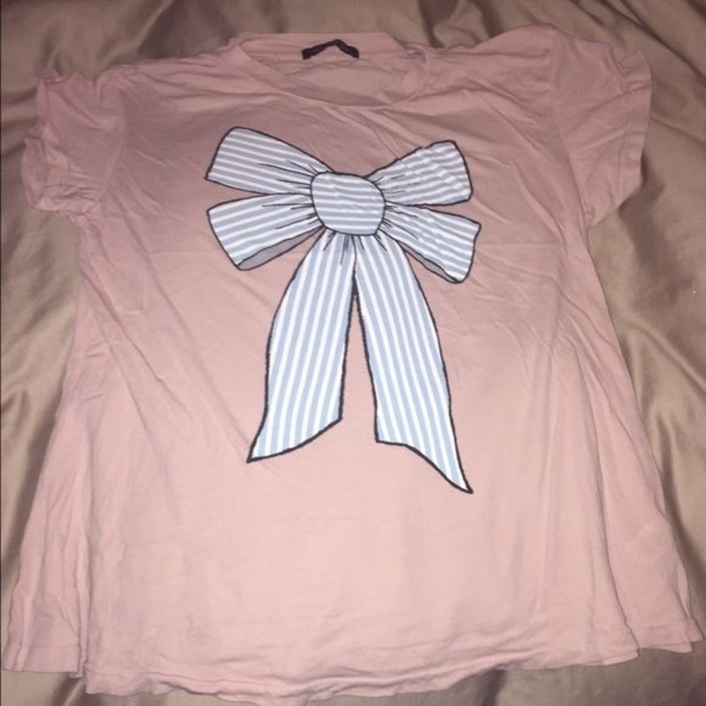 Short sleeve never worn Fun and flirty bow top